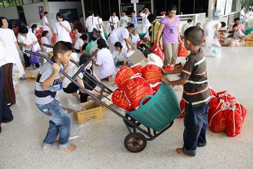 ภาพ No.4001:มูลนิธิธรรมกายช่วยภัยน้ำท่วม ปี พ.ศ.2554 บรรจุถุงยังชีพ