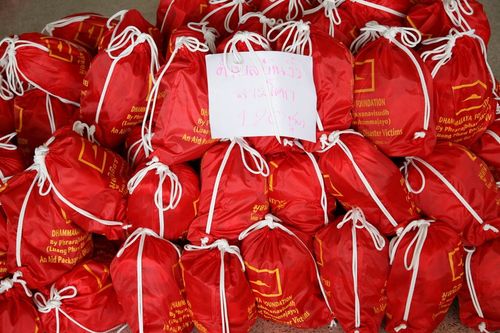 ภาพ No.4003:มูลนิธิธรรมกายช่วยภัยน้ำท่วม ปี พ.ศ.2554 บรรจุถุงยังชีพ