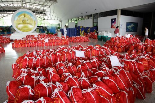 ภาพ No.4004:มูลนิธิธรรมกายช่วยภัยน้ำท่วม ปี พ.ศ.2554 บรรจุถุงยังชีพ