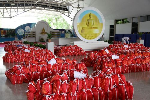 ภาพ No.4005:มูลนิธิธรรมกายช่วยภัยน้ำท่วม ปี พ.ศ.2554 บรรจุถุงยังชีพ