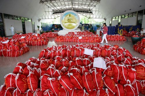 ภาพ No.4011:มูลนิธิธรรมกายช่วยภัยน้ำท่วม ปี พ.ศ.2554 บรรจุถุงยังชีพ