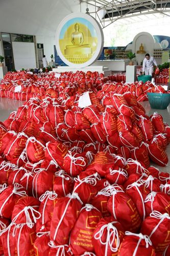 ภาพ No.4006:มูลนิธิธรรมกายช่วยภัยน้ำท่วม ปี พ.ศ.2554 บรรจุถุงยังชีพ