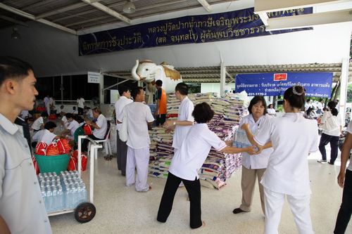 ภาพ No.4007:มูลนิธิธรรมกายช่วยภัยน้ำท่วม ปี พ.ศ.2554 บรรจุถุงยังชีพ