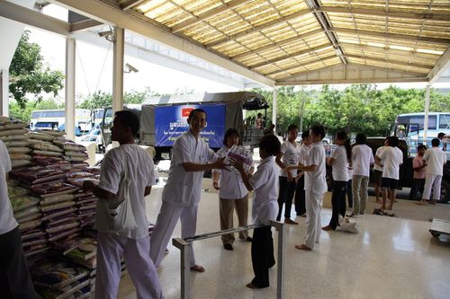 ภาพ No.4009:มูลนิธิธรรมกายช่วยภัยน้ำท่วม ปี พ.ศ.2554 บรรจุถุงยังชีพ