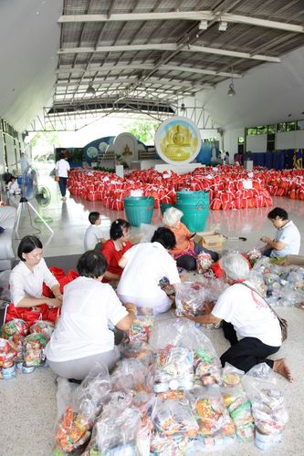 ภาพ No.4012:มูลนิธิธรรมกายช่วยภัยน้ำท่วม ปี พ.ศ.2554 บรรจุถุงยังชีพ