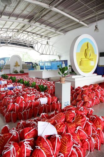 ภาพ No.4014:มูลนิธิธรรมกายช่วยภัยน้ำท่วม ปี พ.ศ.2554 บรรจุถุงยังชีพ