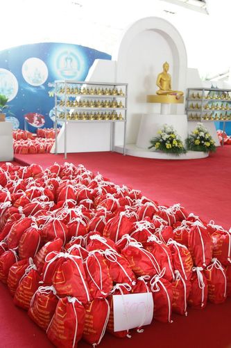ภาพ No.4013:มูลนิธิธรรมกายช่วยภัยน้ำท่วม ปี พ.ศ.2554 บรรจุถุงยังชีพ