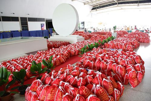 ภาพ No.4015:มูลนิธิธรรมกายช่วยภัยน้ำท่วม ปี พ.ศ.2554 บรรจุถุงยังชีพ