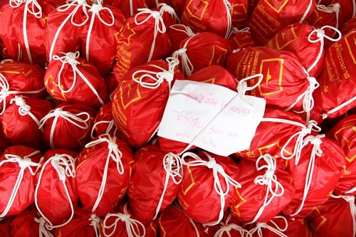 ภาพ No.4016:มูลนิธิธรรมกายช่วยภัยน้ำท่วม ปี พ.ศ.2554 บรรจุถุงยังชีพ