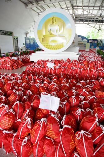 ภาพ No.4017:มูลนิธิธรรมกายช่วยภัยน้ำท่วม ปี พ.ศ.2554 บรรจุถุงยังชีพ