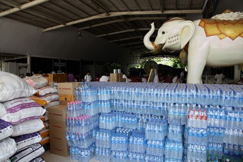 ภาพ No.4019:มูลนิธิธรรมกายช่วยภัยน้ำท่วม ปี พ.ศ.2554 บรรจุถุงยังชีพ