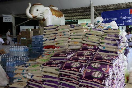 ภาพ No.4020:มูลนิธิธรรมกายช่วยภัยน้ำท่วม ปี พ.ศ.2554 บรรจุถุงยังชีพ