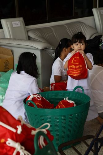 ภาพ No.4023:มูลนิธิธรรมกายช่วยภัยน้ำท่วม ปี พ.ศ.2554 บรรจุถุงยังชีพ