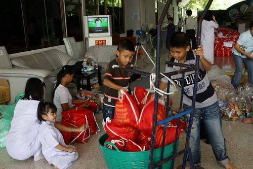 ภาพ No.4022:มูลนิธิธรรมกายช่วยภัยน้ำท่วม ปี พ.ศ.2554 บรรจุถุงยังชีพ