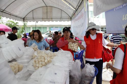 ภาพ No.3876:มูลนิธิธรรมกายช่วยภัยน้ำท่วม ปี พ.ศ.2554 ที่ จ.ปทุมธานี