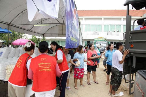 ภาพ No.3883:มูลนิธิธรรมกายช่วยภัยน้ำท่วม ปี พ.ศ.2554 ที่ จ.ปทุมธานี