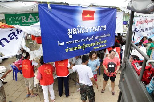 ภาพ No.3886:มูลนิธิธรรมกายช่วยภัยน้ำท่วม ปี พ.ศ.2554 ที่ จ.ปทุมธานี