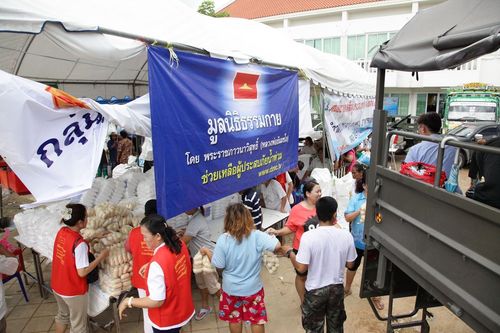 ภาพ No.3882:มูลนิธิธรรมกายช่วยภัยน้ำท่วม ปี พ.ศ.2554 ที่ จ.ปทุมธานี