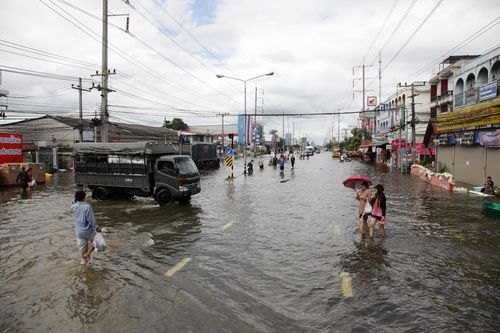 ภาพ No.3895:มูลนิธิธรรมกายช่วยภัยน้ำท่วม ปี พ.ศ.2554 ที่ จ.ปทุมธานี