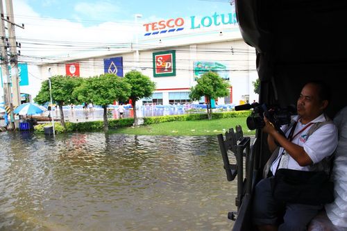 ภาพ No.3893:มูลนิธิธรรมกายช่วยภัยน้ำท่วม ปี พ.ศ.2554 ที่ จ.ปทุมธานี