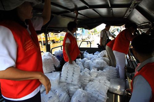 ภาพ No.3897:มูลนิธิธรรมกายช่วยภัยน้ำท่วม ปี พ.ศ.2554 ที่ จ.ปทุมธานี