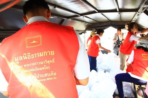 ภาพ No.3901:มูลนิธิธรรมกายช่วยภัยน้ำท่วม ปี พ.ศ.2554 ที่ จ.ปทุมธานี