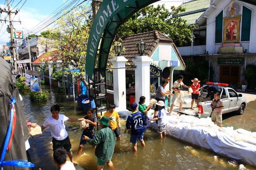 ภาพ No.3898:มูลนิธิธรรมกายช่วยภัยน้ำท่วม ปี พ.ศ.2554 ที่ จ.ปทุมธานี