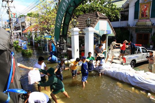 ภาพ No.3899:มูลนิธิธรรมกายช่วยภัยน้ำท่วม ปี พ.ศ.2554 ที่ จ.ปทุมธานี