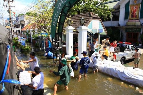 ภาพ No.3902:มูลนิธิธรรมกายช่วยภัยน้ำท่วม ปี พ.ศ.2554 ที่ จ.ปทุมธานี