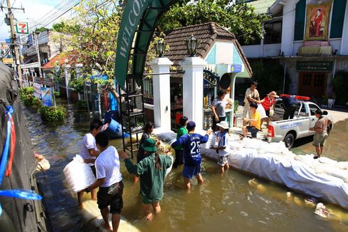 ภาพ No.3904:มูลนิธิธรรมกายช่วยภัยน้ำท่วม ปี พ.ศ.2554 ที่ จ.ปทุมธานี