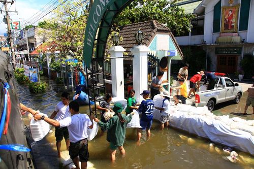 ภาพ No.3905:มูลนิธิธรรมกายช่วยภัยน้ำท่วม ปี พ.ศ.2554 ที่ จ.ปทุมธานี