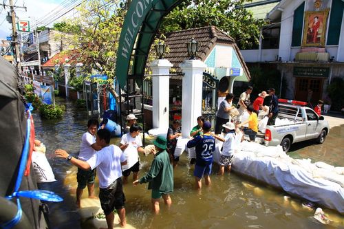 ภาพ No.3903:มูลนิธิธรรมกายช่วยภัยน้ำท่วม ปี พ.ศ.2554 ที่ จ.ปทุมธานี