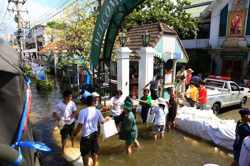 ภาพ No.3909:มูลนิธิธรรมกายช่วยภัยน้ำท่วม ปี พ.ศ.2554 ที่ จ.ปทุมธานี