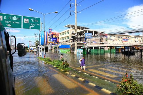 ภาพ No.3911:มูลนิธิธรรมกายช่วยภัยน้ำท่วม ปี พ.ศ.2554 ที่ จ.ปทุมธานี