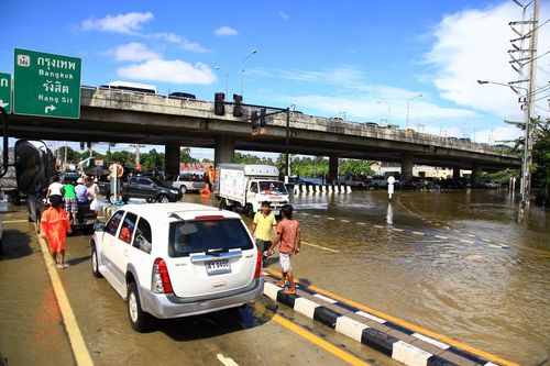 ภาพ No.3910:มูลนิธิธรรมกายช่วยภัยน้ำท่วม ปี พ.ศ.2554 ที่ จ.ปทุมธานี