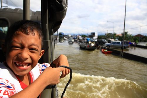 ภาพ No.3912:มูลนิธิธรรมกายช่วยภัยน้ำท่วม ปี พ.ศ.2554 ที่ จ.ปทุมธานี