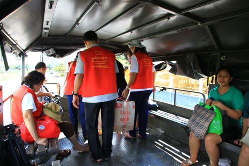 ภาพ No.3913:มูลนิธิธรรมกายช่วยภัยน้ำท่วม ปี พ.ศ.2554 ที่ จ.ปทุมธานี