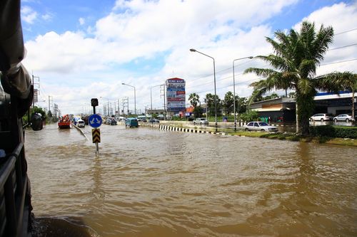 ภาพ No.3918:มูลนิธิธรรมกายช่วยภัยน้ำท่วม ปี พ.ศ.2554 ที่ จ.ปทุมธานี