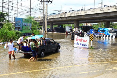 ภาพ No.3921:มูลนิธิธรรมกายช่วยภัยน้ำท่วม ปี พ.ศ.2554 ที่ จ.ปทุมธานี