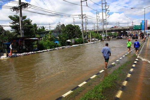 ภาพ No.3920:มูลนิธิธรรมกายช่วยภัยน้ำท่วม ปี พ.ศ.2554 ที่ จ.ปทุมธานี