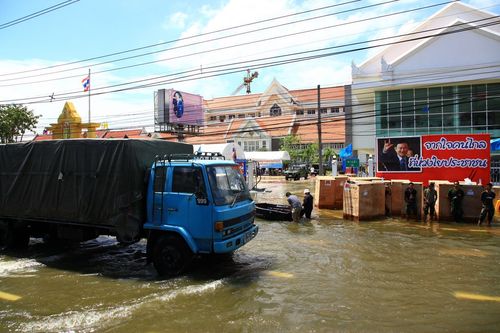 ภาพ No.3923:มูลนิธิธรรมกายช่วยภัยน้ำท่วม ปี พ.ศ.2554 ที่ จ.ปทุมธานี