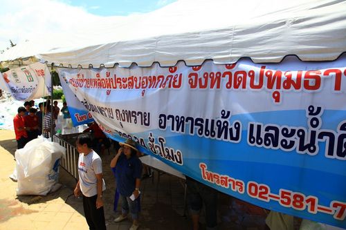 ภาพ No.3922:มูลนิธิธรรมกายช่วยภัยน้ำท่วม ปี พ.ศ.2554 ที่ จ.ปทุมธานี