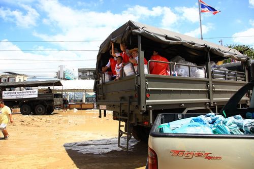 ภาพ No.3925:มูลนิธิธรรมกายช่วยภัยน้ำท่วม ปี พ.ศ.2554 ที่ จ.ปทุมธานี