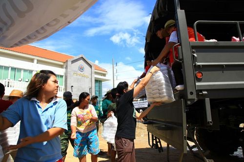 ภาพ No.3924:มูลนิธิธรรมกายช่วยภัยน้ำท่วม ปี พ.ศ.2554 ที่ จ.ปทุมธานี