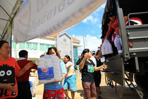 ภาพ No.3926:มูลนิธิธรรมกายช่วยภัยน้ำท่วม ปี พ.ศ.2554 ที่ จ.ปทุมธานี