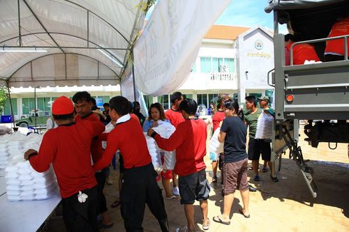 ภาพ No.3928:มูลนิธิธรรมกายช่วยภัยน้ำท่วม ปี พ.ศ.2554 ที่ จ.ปทุมธานี