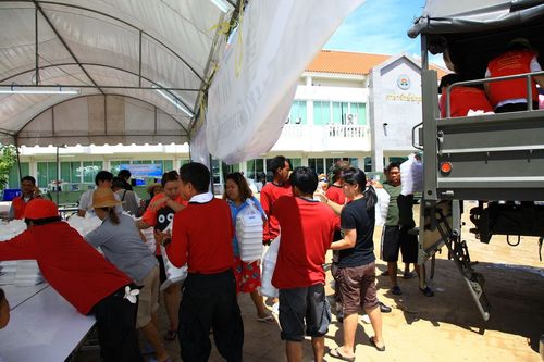 ภาพ No.3930:มูลนิธิธรรมกายช่วยภัยน้ำท่วม ปี พ.ศ.2554 ที่ จ.ปทุมธานี