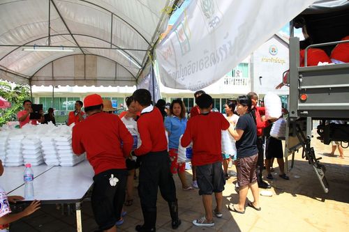 ภาพ No.3932:มูลนิธิธรรมกายช่วยภัยน้ำท่วม ปี พ.ศ.2554 ที่ จ.ปทุมธานี