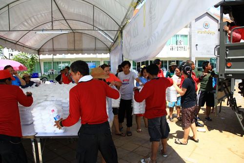 ภาพ No.3933:มูลนิธิธรรมกายช่วยภัยน้ำท่วม ปี พ.ศ.2554 ที่ จ.ปทุมธานี
