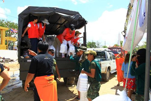 ภาพ No.3931:มูลนิธิธรรมกายช่วยภัยน้ำท่วม ปี พ.ศ.2554 ที่ จ.ปทุมธานี